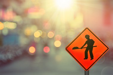 Araba köy yolunda inşaat işareti üzerinde bulanıklık 