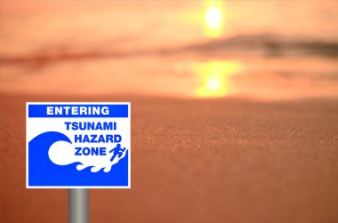 Günbatımı plaj tsunami tabelada bulanıklık 