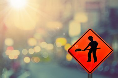 Araba köy yolunda inşaat işareti üzerinde bulanıklık 