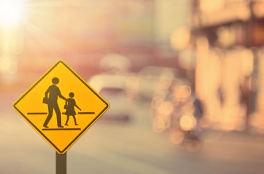 Okul işareti. Trafik işareti yolda bulanıklık yol