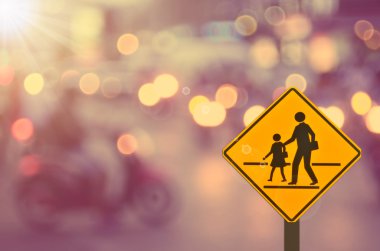 Trafik işaretleri, okul tabelada trafik yol arka plan bulanıklık..