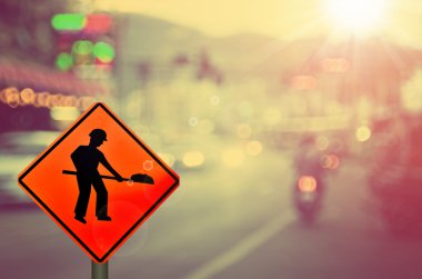 Araba köy yolunda inşaat işareti üzerinde bulanıklık 