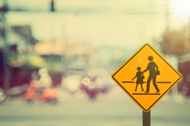 Okul işareti. Trafik işareti yolda bulanıklık yol