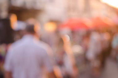 İnsanlar renkli bokeh ve güneş ışık arka plan ile yerel sokak pazarında alışveriş bulanıklık.
