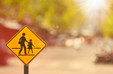 Okul işareti. Trafik işareti yolda bulanıklık yol