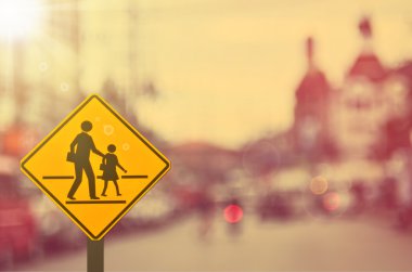 Okul işareti. Trafik işareti yolda bulanıklık yol