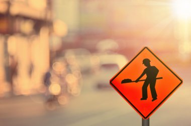 Araba köy yolunda inşaat işareti üzerinde bulanıklık 