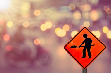 Araba köy yolunda inşaat işareti üzerinde bulanıklık 