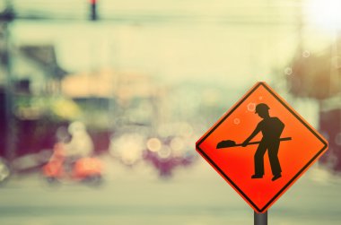 İnşaat işaret üstünde araba ülke yol arka plan bulanıklık.