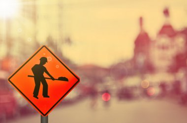 Araba köy yolunda inşaat işareti üzerinde bulanıklık 