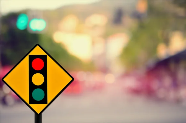 Señal de semáforo en difuminado tráfico carretera abstracto fondo . — Foto de Stock