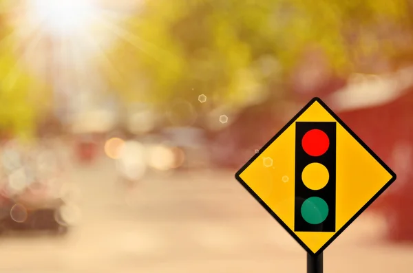 Señal de tráfico, señal de semáforo en la carretera de tráfico borroso — Foto de Stock