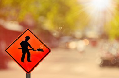 Araba köy yolunda inşaat işareti üzerinde bulanıklık 