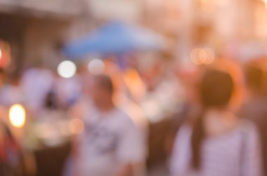 İnsanlar renkli bokeh ve güneş ışık arka plan ile yerel sokak pazarında alışveriş bulanıklık.