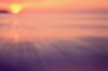 Tropikal günbatımı plaj ile pürüzsüz dalga arka plan bulanıklık. 