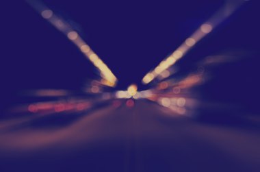 Hareket bulanıklığı trafik yolda şehir gece arka plan.