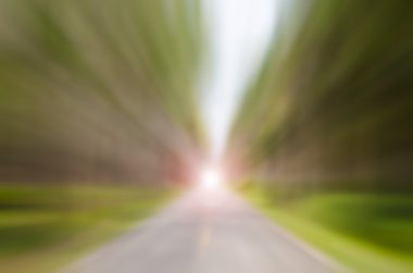 Hareket bulanıklığı köy yolunda doğa yeşil orman ve mavi gökyüzü arka plan ile.