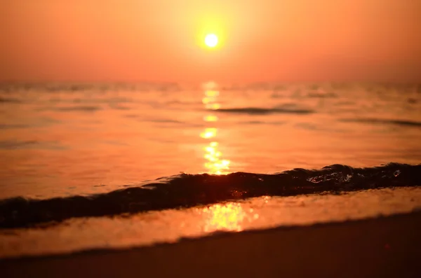 Tropische zonsondergang strand met bokeh zon lichtgolf abstracte achtergrond vervagen. Travel concept. — Stockfoto