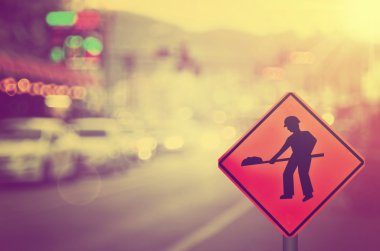 Araba köy yolunda inşaat işareti üzerinde bulanıklık 