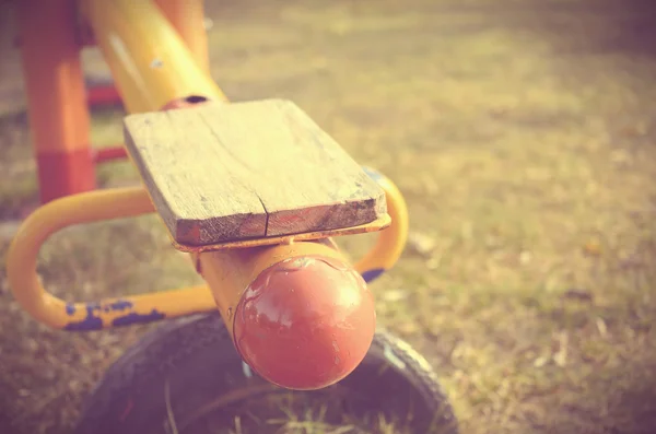 Fechar acima do parque do seesaw, profundidade rasa do campo . — Fotografia de Stock