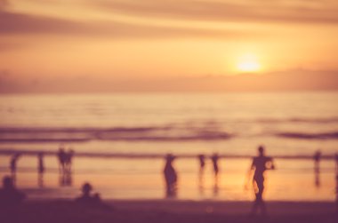 Bulanıklık insanlar sakin tropikal günbatımı kumsalda