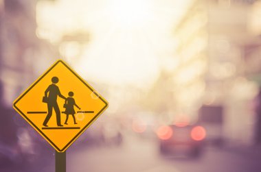 Okul işareti. Trafik işareti yolda bulanıklık yol