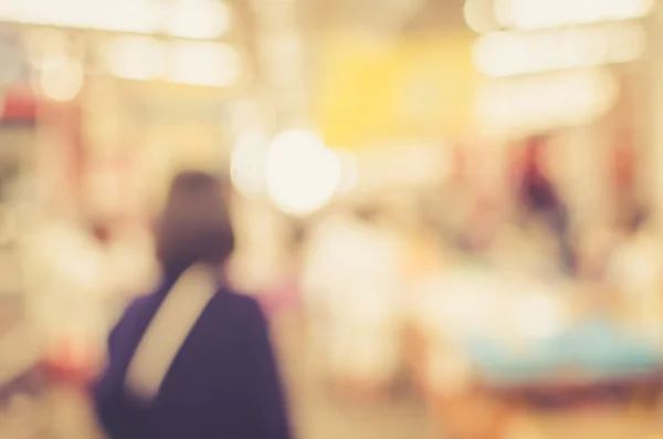 Žena nakupování v supermarketu mall abstraktní pozadí rozostření. — Stock fotografie