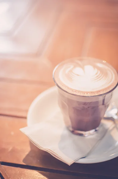 Café sobre fondo de mesa de madera. Depto. de campo poco profundo. Bebida concepto de fondo . — Foto de Stock