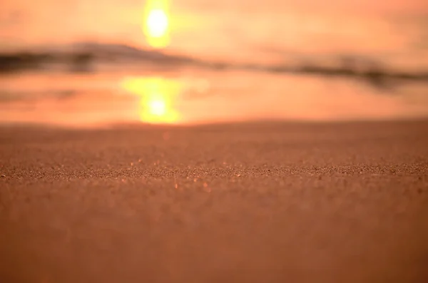 Blur тропический пляж заката с боке солнца световой волны абстрактного фона. Концепция путешествия . — стоковое фото