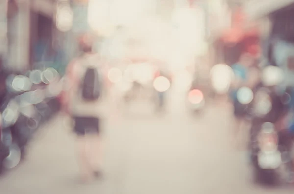 Lidí, kteří jdou v ulici s světle pozadí abstraktní barevné bokeh rozostření. Cestovní koncept. — Stock fotografie