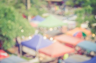 İnsanlar renkli bokeh ve güneş ışık arka plan ile yerel sokak pazarında alışveriş bulanıklık.