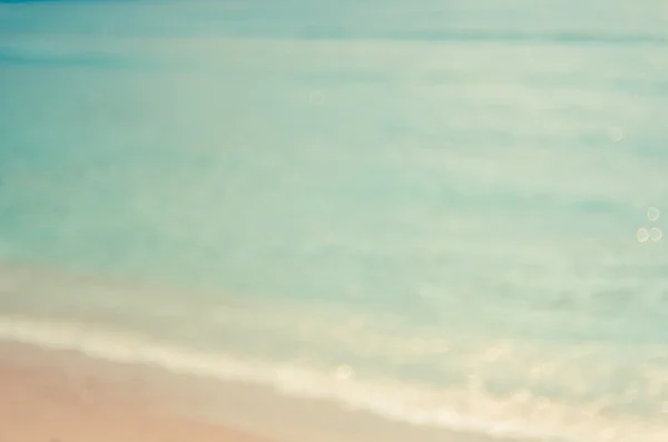 Sfocatura spiaggia tropicale con bokeh sole onda di luce sfondo astratto. Concetto di viaggio . — Foto Stock