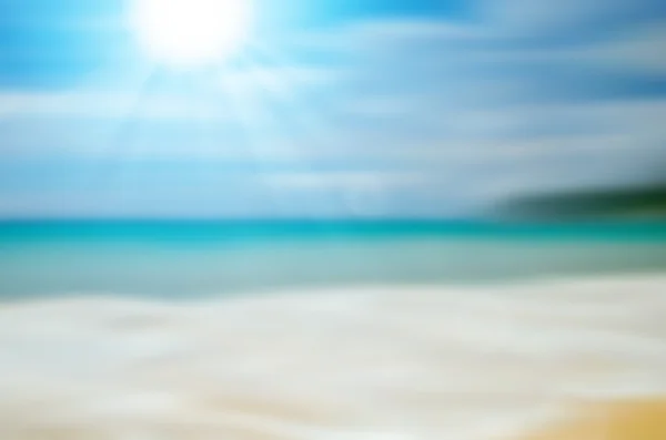 Sfocatura spiaggia tropicale con luce del sole sfondo astratto . — Foto Stock