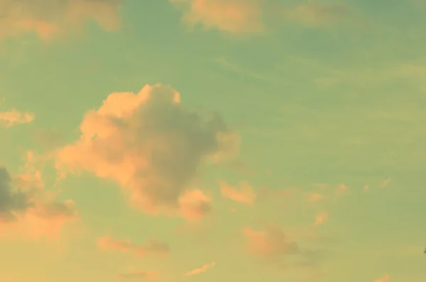 Nube blanca y cielo al atardecer — Foto de Stock