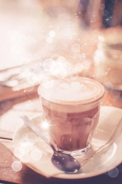 Ahşap masa arka plan üzerinde kahve. Alan sığ bölümü. İçki arka plan kavramı. 