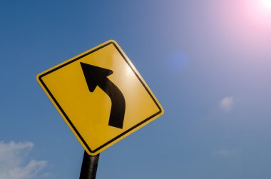  eğri yol işareti mavi gökyüzü 