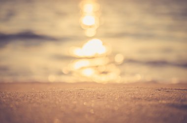 Tropikal günbatımı plaj ile bokeh güneş ışık dalga arka plan bulanıklık. Seyahat kavramı. 