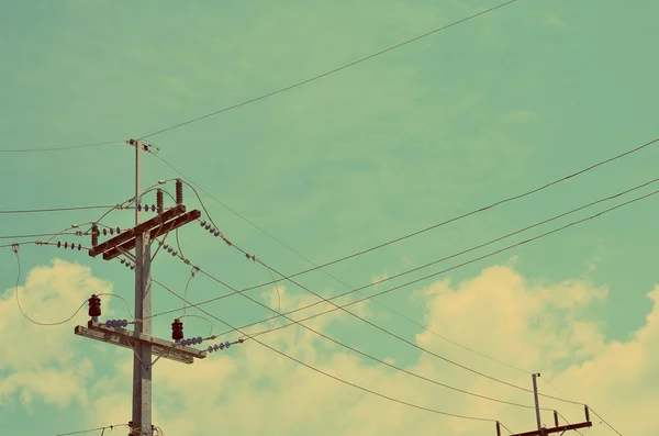 Strommasten am blauen Himmel — Stockfoto