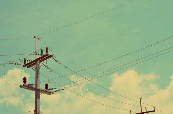 Poleína eléctrica cielo azul — Foto de Stock