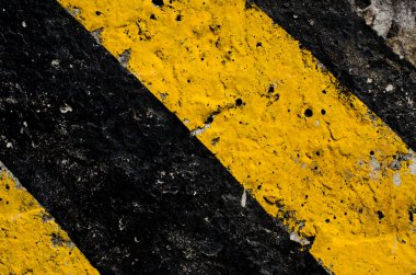 Trafik işareti siyah ve sarı renk arka plan.