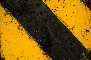 Trafik işareti siyah ve sarı renk arka plan.