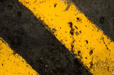 Trafik işareti siyah ve sarı renk arka plan.