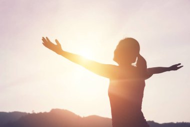 Silüet kadının kopyalanmış uzayı dağın tepesinde ve günbatımında gökyüzü soyut arkaplanı bulutlandırıyor. Özgürlük iyi hissettiriyor ve seyahat macerası tatili konsepti. Klasik ton filtre efekti renk biçimi