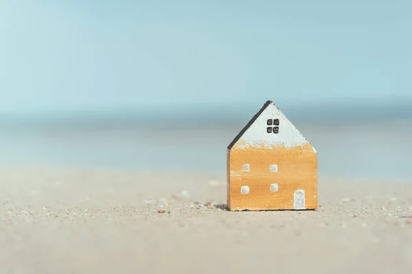 Malý Domácí Model Písečné Pláži Modrou Oblohou Bílých Mraků Pozadí — Stock fotografie
