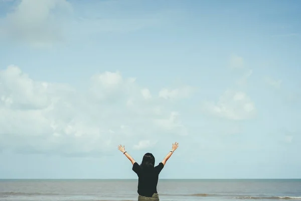 Glückliche Frau Hebt Die Hand Tropischen Strand Mit Blauem Himmel — Stockfoto