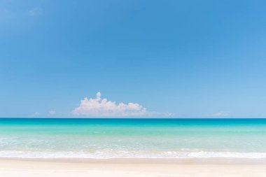 Mavi gökyüzü ve beyaz bulutların soyut arkaplanı olan güzel tropikal plajlar. Yaz tatili ve tatil iş seyahati konseptinin kopyası. Klasik ton filtre efekti renk biçimi.