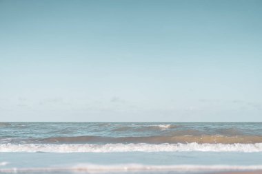 Mavi gökyüzü ve beyaz bulutların soyut arkaplanı olan güzel tropikal plajlar. Yaz tatili ve tatil iş seyahati konseptinin kopyası. Klasik ton filtre efekti renk biçimi.