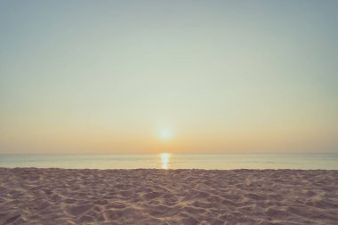 Yumuşak dalgalı tropik plaj ve soyut gökyüzü. Yaz tatili ve seyahat macerası konseptini kopyala. Klasik ton filtre efekti renk biçimi.