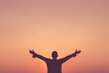 Sahilde ve adada insanın günbatımında gökyüzüne yükselişini kopyalayın. Özgürlük ve seyahat macera konsepti. Klasik ton filtre efekti renk biçimi.