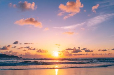 Yumuşak dalgalı tropik plaj ve soyut gökyüzü. Yaz tatili ve seyahat macerası konseptini kopyala. Klasik ton filtre efekti renk biçimi.